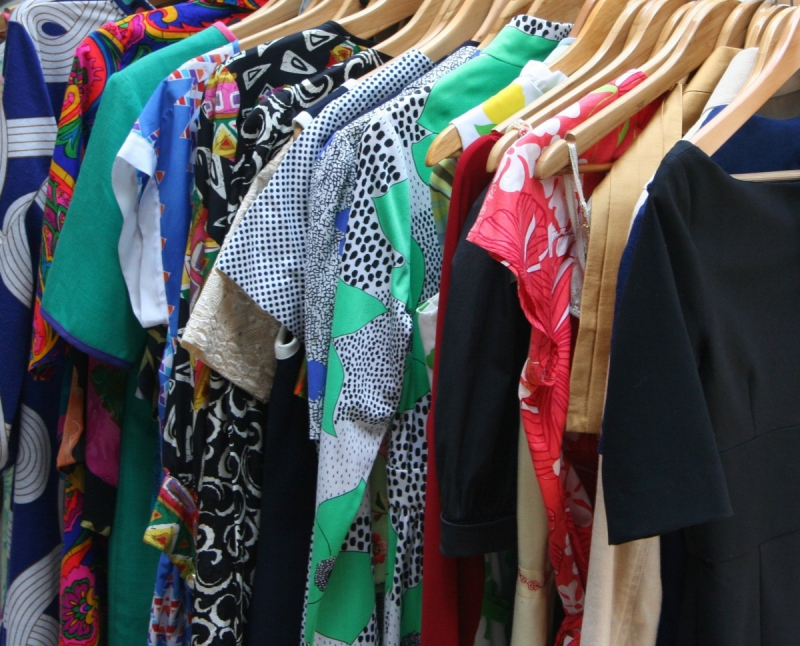 magasin-LE ROURET-min_dresses_apparel_clothing_clothes_clothes_hangers_wooden_hangers_retail_shop_closet-1149845